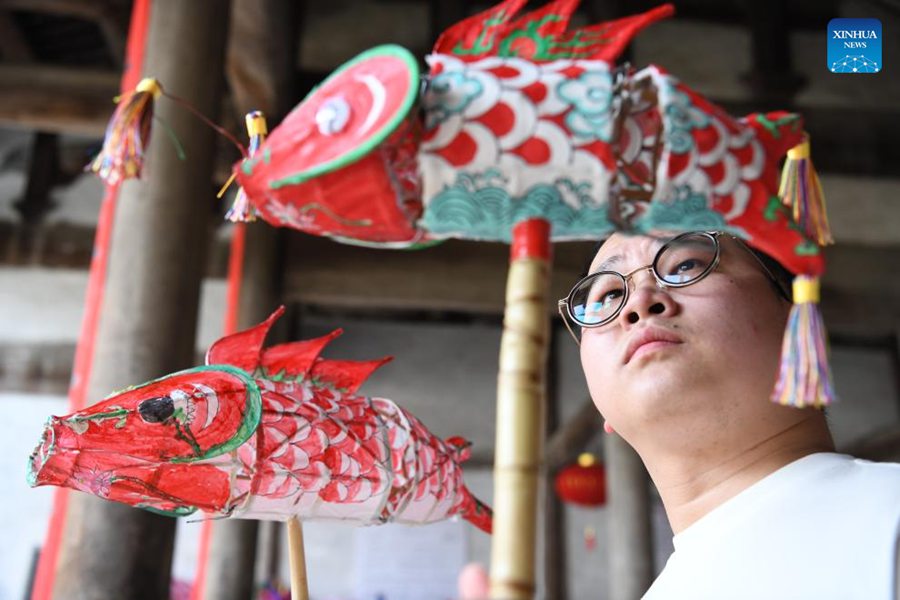 Erede dell'arte della fabbricazione di lanterne a forma di pesce nella Cina orientale