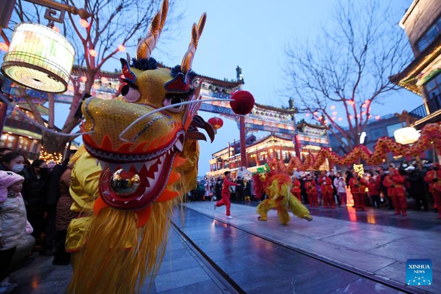 Elementi festivi con il tema del drago lungo l'Asse Centrale di Beijing