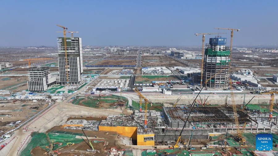 Cantiere di una stazione ferroviaria interurbana e di un centro di commercio internazionale nella Nuova Area di Xiong'an, nella provincia dello Hebei, nel nord della Cina. (7 febbraio 2024 - Xinhua/Mu Yu)