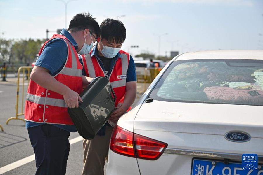 Haikou: diversi dipartimenti collaborano per affrontare il picco di traffico passeggeri attraverso il mare