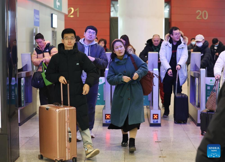 Passeggeri arrivano alla stazione ferroviaria di Beijing Sud, a Beijing, capitale della Cina. (17 febbraio 2024 - Xinhua/Xing Guangli)