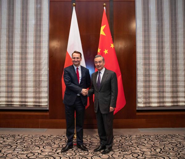 Wang Yi incontra il Ministro degli Esteri polacco Sikorski