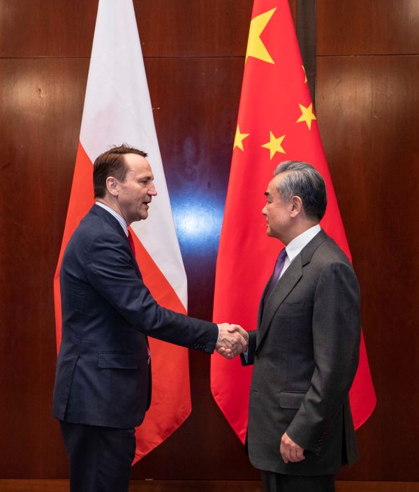 Wang Yi incontra il Ministro degli Esteri polacco Sikorski