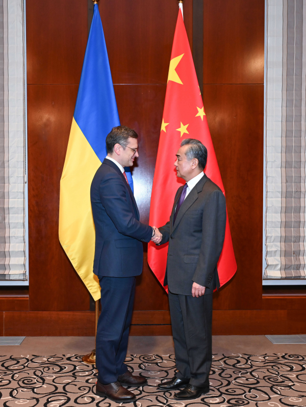 Wang Yi incontra il Ministro degli Esteri ucraino Kuleba