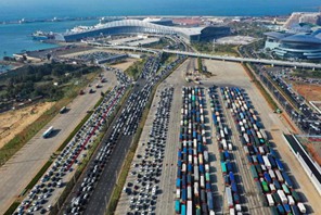 Haikou: diversi dipartimenti collaborano per affrontare il picco di traffico passeggeri attraverso il mare