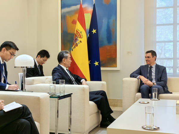Incontro tra Wang Yi e il premier spagnolo, Pedro Sanchez