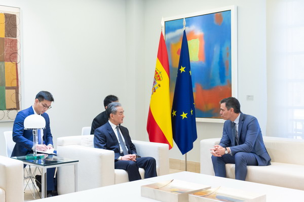 Incontro tra Wang Yi e il premier spagnolo, Pedro Sanchez