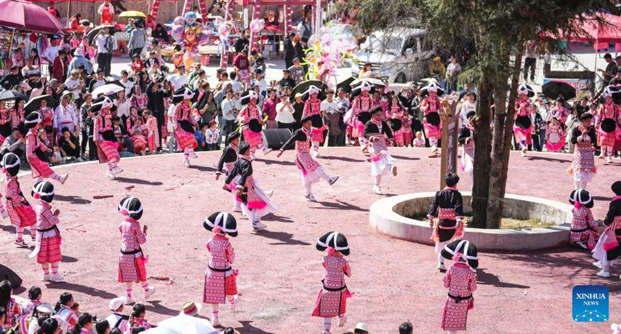 Persone di etnia Miao si esibiscono in una danza per celebrare la Festa "Tiaohua" nel villaggio di Gaoxing, provincia del Guizhou, nel sud-ovest della Cina. (19 febbraio 2024 – Xinhua/Tao Liang)