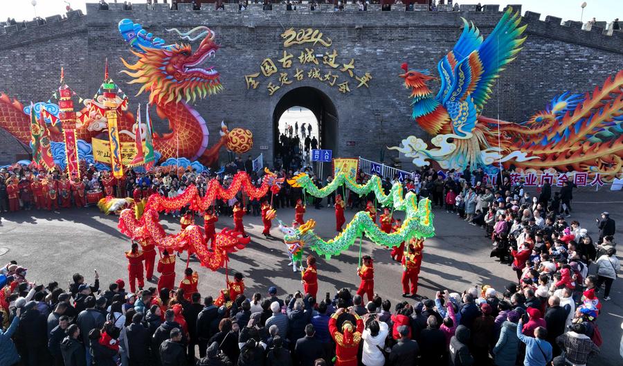 Turisti assistono a uno spettacolo di danza del drago nell'antica città di Zhengding a Shijiazhuang, nella provincia dello Hebei. (15 febbraio 2024 - Chen Qibao/Xinhua)