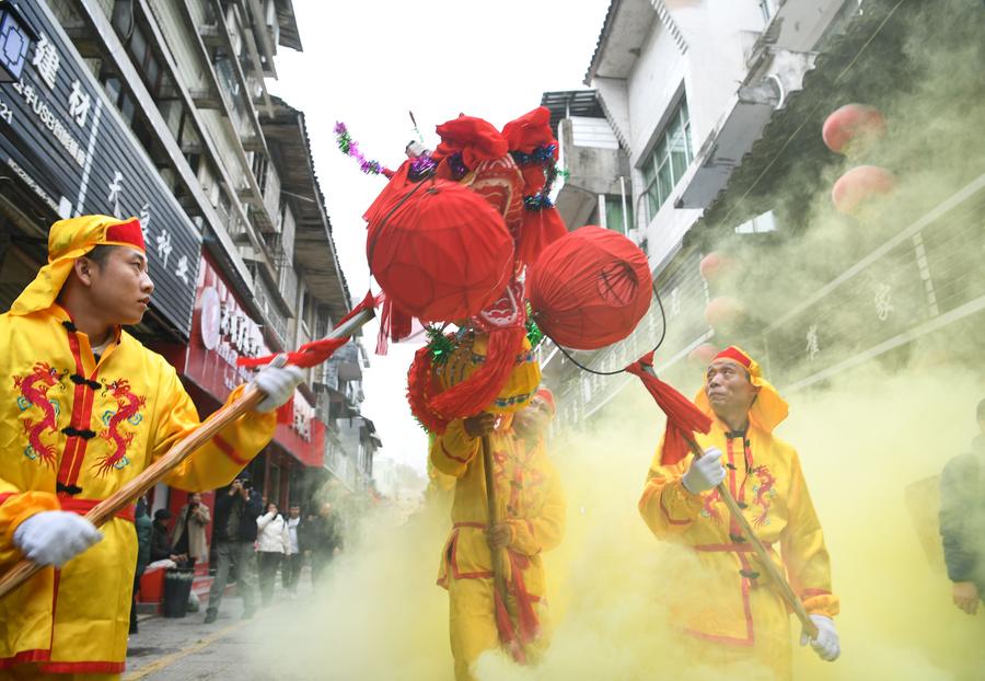 I gelao nella provincia del Guizhou celebrano la Festa Maolong