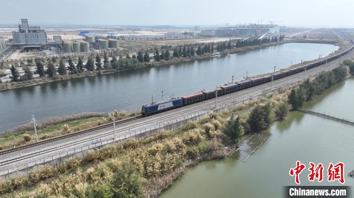 Cina: oltre 110 mila TEU trasportati da treni intermodali ferro-mare lungo Nuovo Corridoio Occidentale terrestre e marittimo