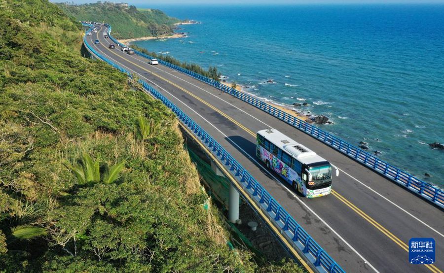 Aperta ufficialmente la linea di autobus turistici sull'autostrada panoramica costiera di Hainan