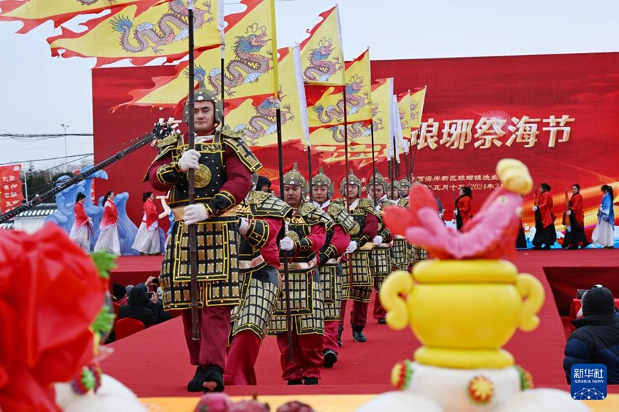 Attori si esibiscono durante la Festa del Mare di Langya, nella provincia dello Shandong. (22 febbraio 2024 – Li Ziheng)