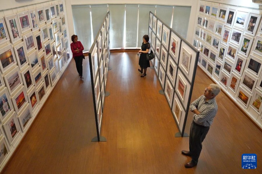 Visitatori alla mostra fotografica culturale Sri Lanka-Cina, a Colombo. (16 febbraio – Xinhua/Wu Yue)