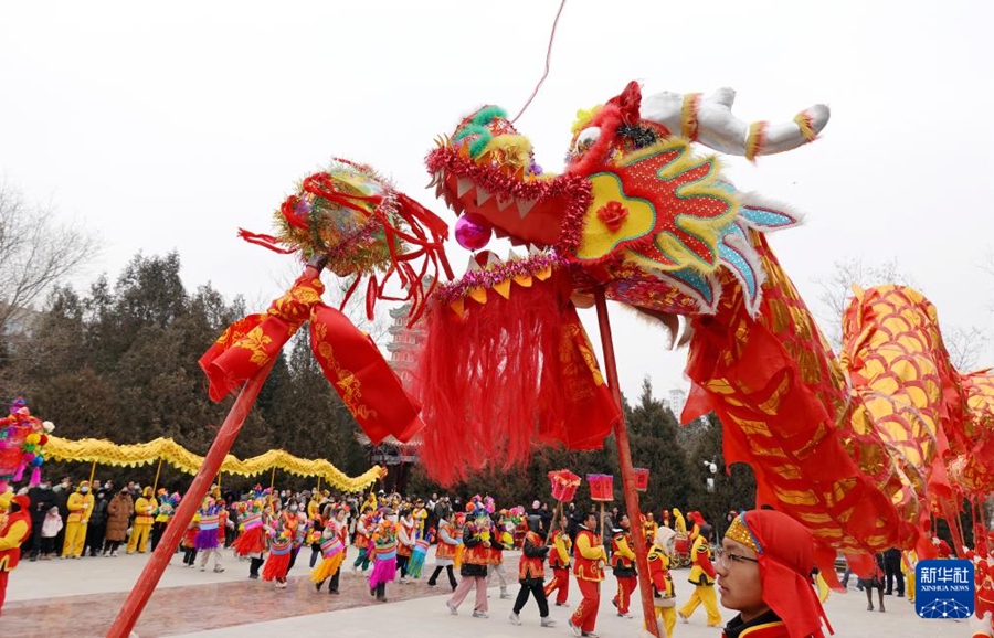 La squadra Shehuo esegue la danza del drago nella contea di Huining, provincia del Gansu. (22 febbraio 2024 – Xinhua/Chang Qibiao)