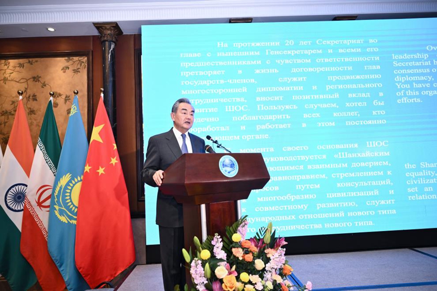 Il Ministro degli Esteri cinese Wang Yi, partecipa a un ricevimento per celebrare il 20° anniversario del Segretariato dell'Organizzazione per la Cooperazione di Shanghai (SCO) a Beijing. (22 febbraio 2024 - Xinhua/Yan Yan)