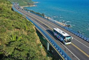 Aperta ufficialmente la linea di autobus turistici sull'autostrada panoramica costiera di Hainan