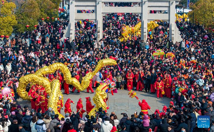 Persone assistono a uno spettacolo di danza del drago in una piazza nella contea di Quanjiao, nella provincia dell'Anhui. (25 febbraio 2024 – Xinhua/Liu Yucai)