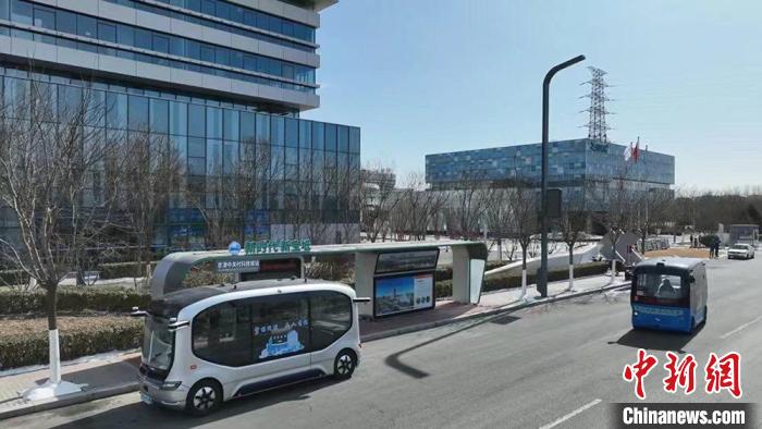 La strada per veicoli intelligenti connessi lanciata come progetto dimostrativo nel distretto di Baodi, nella municipalità di Tianjin. (26 febbraio 2024 - Foto/Chinanews.com)