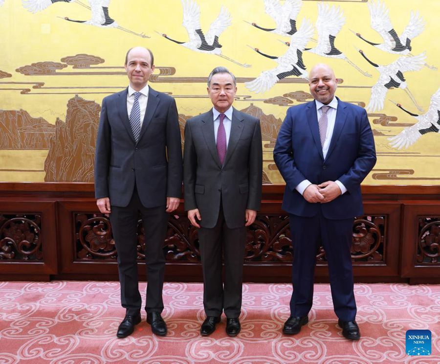 Il Ministro degli Esteri cinese Wang Yi incontra Tareq M. A. M. Albanai e Alexander Marschik, co-presidenti dei Negoziati Intergovernativi (IGN) sul Consiglio di Sicurezza delle Nazioni Unite (UNSC) Riforma della 78a sessione dell'Assemblea Generale delle Nazioni Unite. (28 febbraio 2024 - Xinhua/Wang Ye)