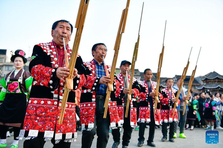 Persone di etnia Miao suonano il Lusheng, uno strumento musicale tradizionale, per celebrare la festa di Gannangxiang a Kaili, nella provincia del Guizhou. (2 marzo 2024 - Xinhua/Yang Wenbin)