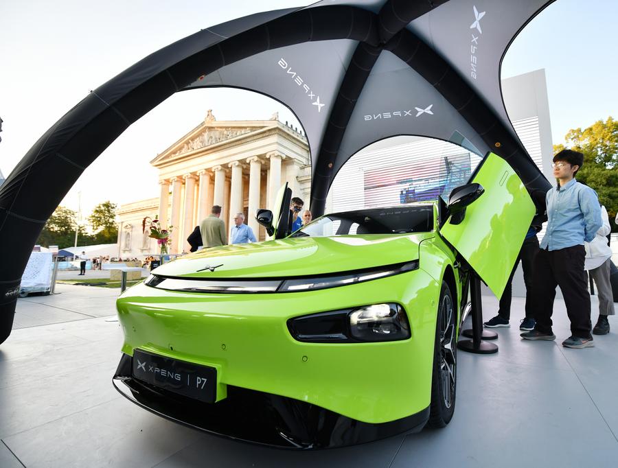 Stand della casa automobilistica cinese Xpeng durante il Salone Internazionale dell'Automobile 2023, ufficialmente noto come IAA MOBILITY 2023, a Monaco di Baviera. (5 settembre 2023 - Xinhua/Ren Pengfei)