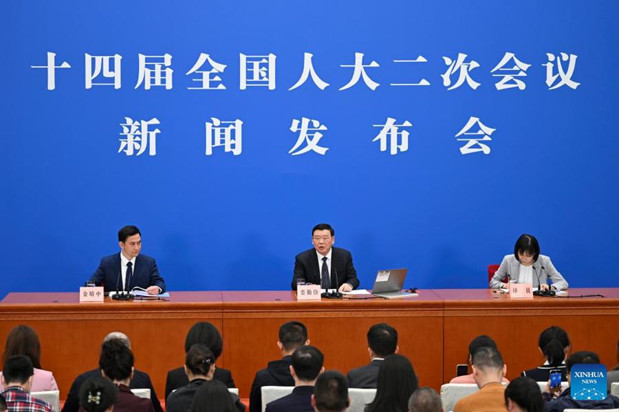 Lou Qinjian, portavoce della seconda sessione della XIV APN, partecipa alla conferenza stampa presso la Grande Sala del Popolo a Beijing. (4 marzo 2024 – Xinhua/Mu Yu)