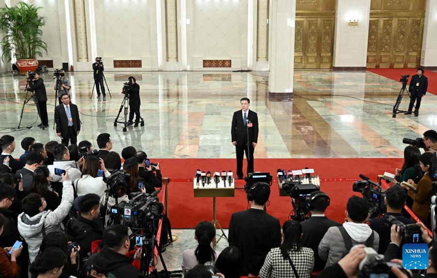 Il Ministro della Scienza e della Tecnologia cinese Yin Hejun rilascia un'intervista dopo la riunione di apertura della seconda sessione della XIV Assemblea Popolare Nazionale (APN) presso la Grande Sala del Popolo a Beijing, capitale della Cina. (5 marzo 2024 - Xinhua/Mu Yu)