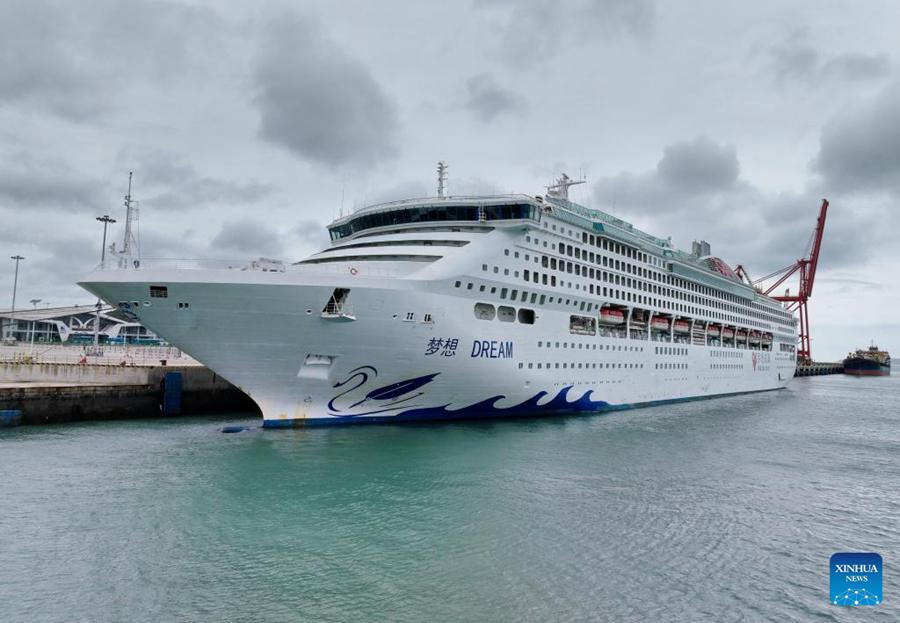 La nave da crociera "Dream" attraccata al centro crociere internazionale di Pingtan, nella provincia sudorientale cinese del Fujian. (6 marzo 2024 – Xinhua/Lin Shanchuan)