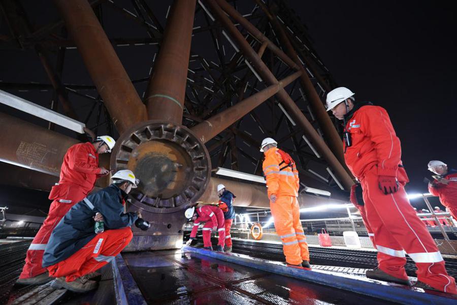 La Cina completa la costruzione delle gambe piattaforma petrolifera per acque profonde di dimensioni record
