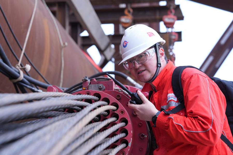 La Cina completa la costruzione delle gambe piattaforma petrolifera per acque profonde di dimensioni record