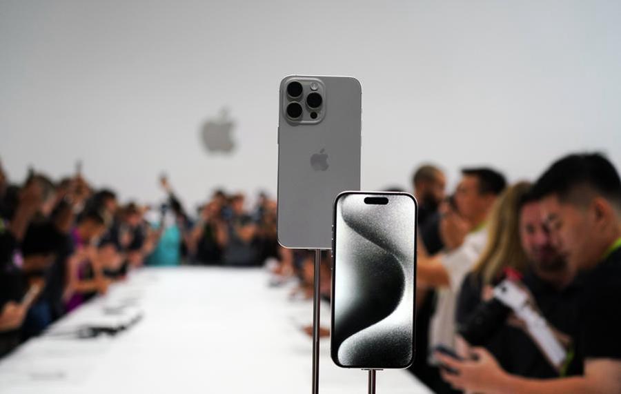 Clienti provano i nuovi prodotti Apple dopo il loro lancio a Cupertino, California, Stati Uniti. (12 settembre 2023 - Xinhua/Wu Xiaoling)
