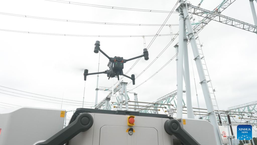 Un drone conduce lavori di ispezione in una sottostazione elettrica a Baoshan, nella provincia dello Yunnan, nel sud-ovest della Cina. (22 febbraio 2024 – Xinhua)