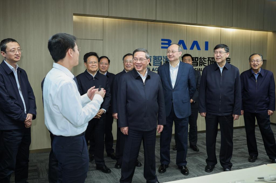 Il premier cinese Li Qiang visita l'Accademia di Intelligenza Artificiale di Beijing durante un giro d'ispezione nella capitale cinese. (13 marzo 2024 - Xinhua/Liu Bin)