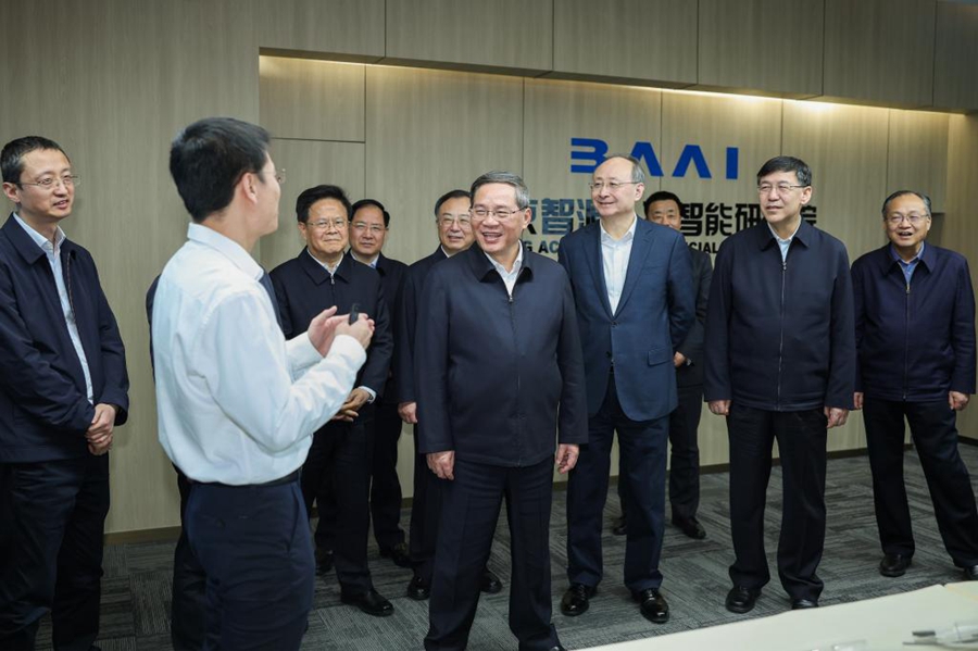 Il premier cinese Li Qiang visita l'Accademia di Intelligenza Artificiale di Beijing durante un giro d'ispezione nella capitale cinese. (13 marzo 2024 - Xinhua/Liu Bin)