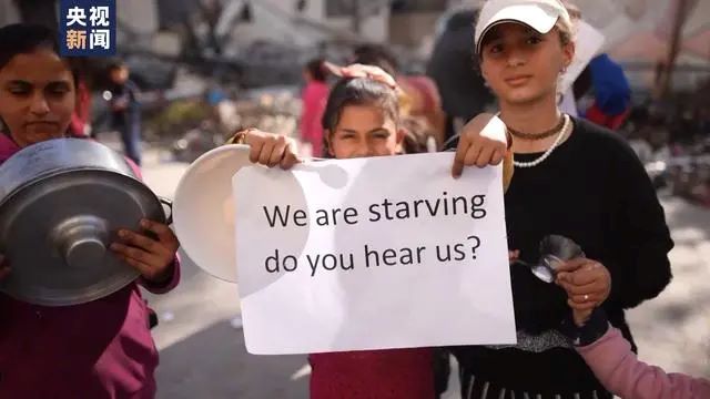 I bambini di Gaza protestano contro la carenza di cibo