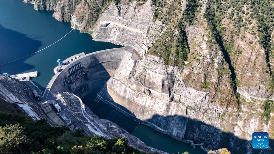 La centrale elettrica a energia multipla (idrica, eolica e fotovoltaica) del bacino del fiume Yalong, nella provincia del Sichuan. (2 novembre 2022- Foto fornita dalla Yalong River Hydropower Development Company, Ltd.)
