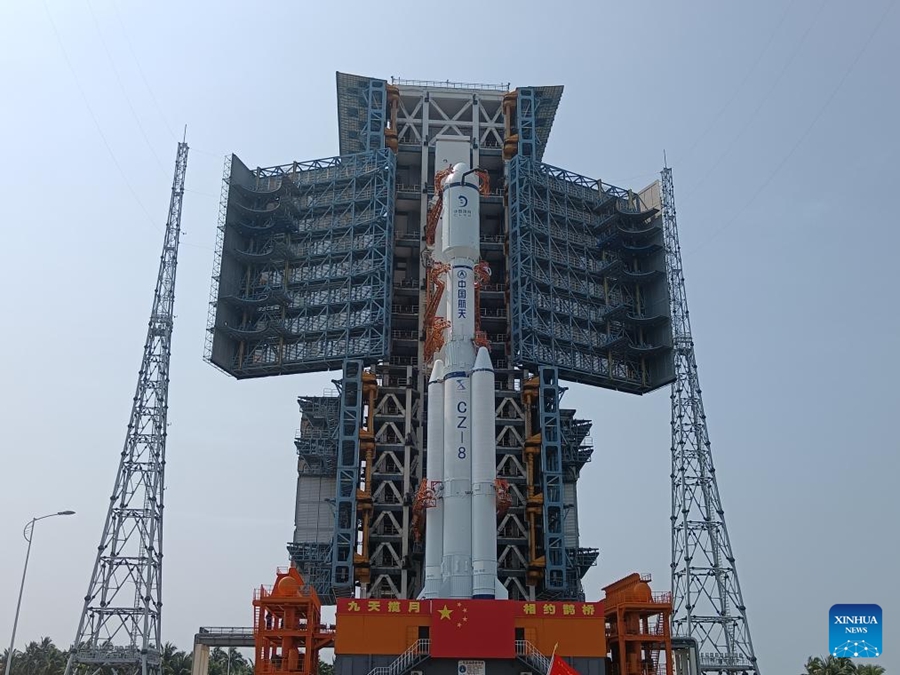 La combinazione del satellite di relè Queqiao-2 e del razzo vettore Long March-8 Y3 durante il trasferimento all'area di lancio presso il Wenchang Space Launch Center nella provincia di Hainan, nel sud della Cina. (17 marzo 2024 - Huang Guochang/Xinhua)