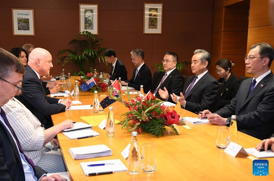 Incontro fra Wang Yi e il premier neozelandese Christopher Luxon e il vice premier Winston Peters