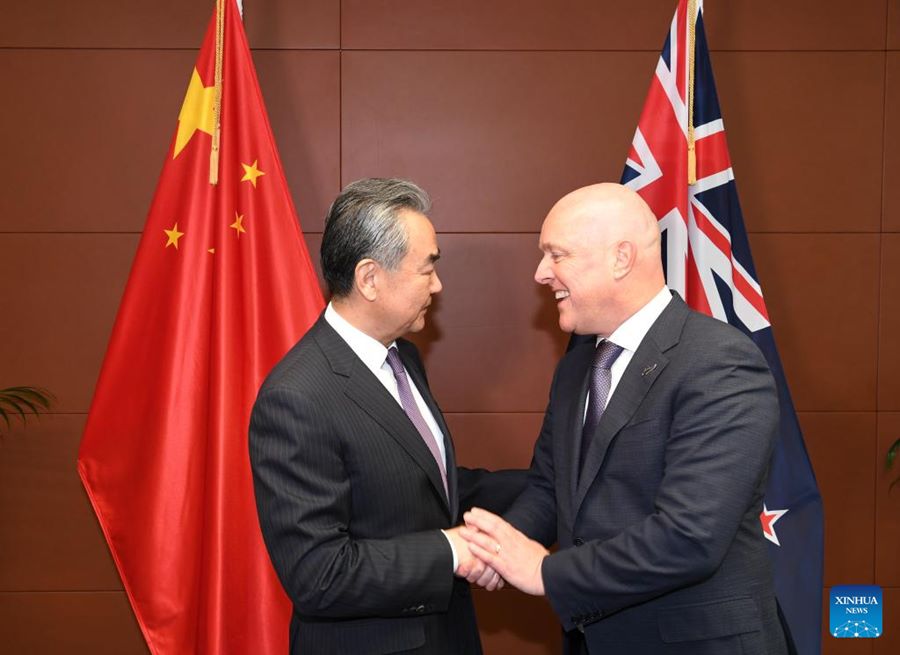 Incontro fra Wang Yi e il premier neozelandese Christopher Luxon e il vice premier Winston Peters