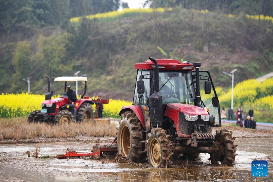 Lavori agricoli primaverili in corso in tutta la Cina