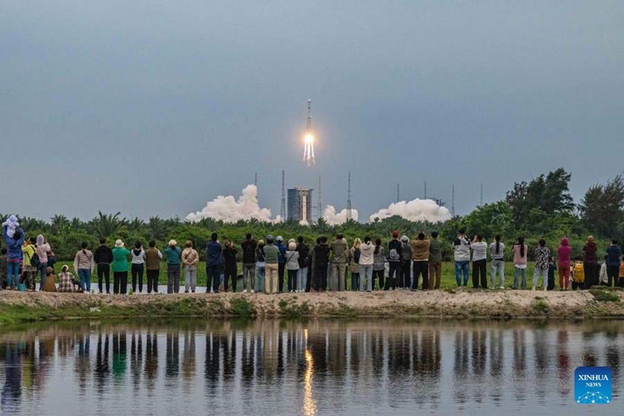 La Cina lancia un nuovo satellite di relè per le comunicazioni Terra-Luna