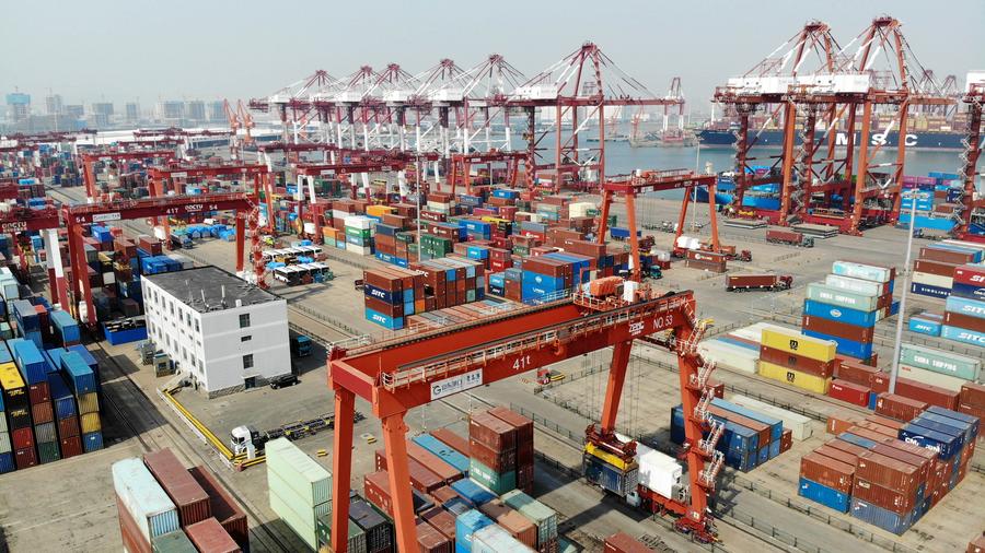 Vista del porto di Qingdao, nella provincia orientale dello Shandong. (13 marzo 2024 - Xinhua/Li Ziheng)