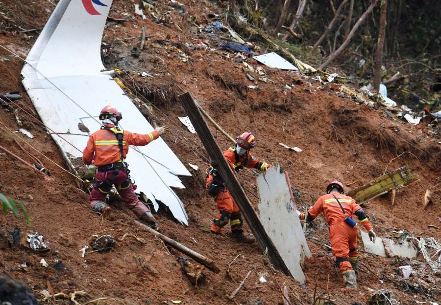 Una squadra di recupero ispeziona i detriti sul luogo dell'incidente del volo China Eastern Airlines MU5735 nella contea di Tengxian, nella regione autonoma del Guangxi Zhuang. (Foto/Xinhua)