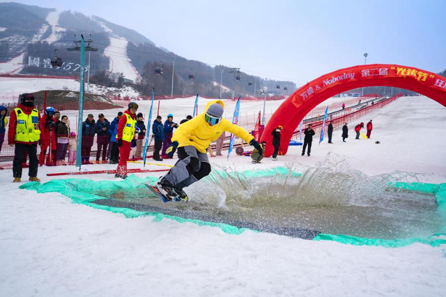 Il festival sciistico del Maiale Nudo attira le folle a Jilin