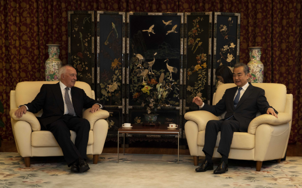Incontro tra Wang Yi e l'ex primo ministro australiano Keating