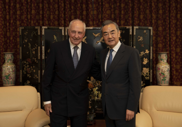 Incontro tra Wang Yi e l'ex primo ministro australiano Keating