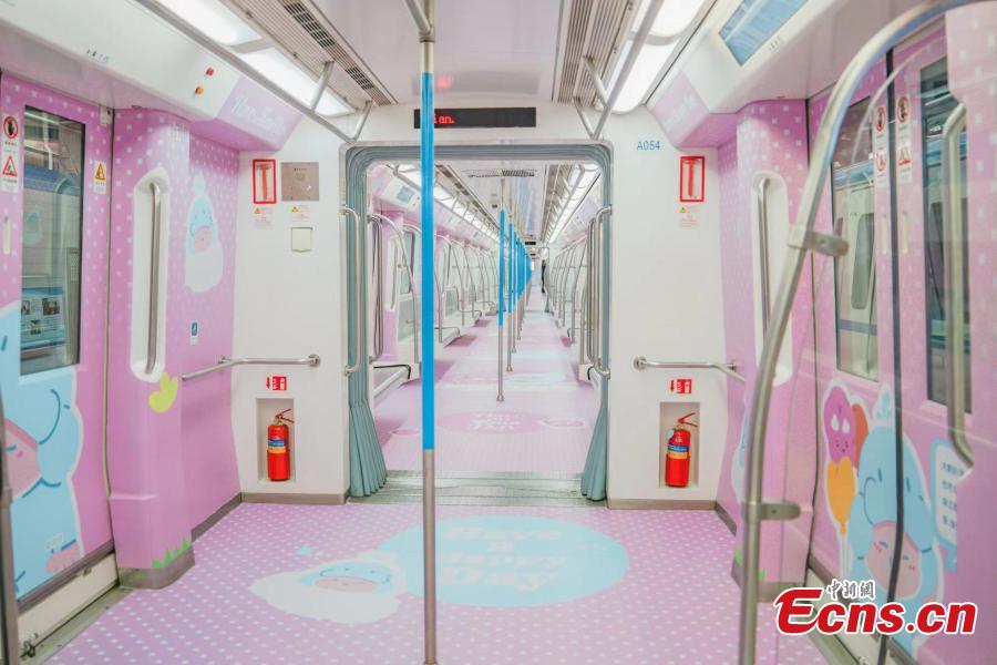 I treni rosa della metropolitana viaggiano verso la primavera