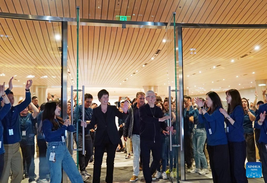 Il CEO di Apple Tim Cook partecipa all'apertura di un nuovo flagship store Apple a Shanghai, nella Cina orientale. (21 marzo 2024 - Xinhua/Liu Ying)