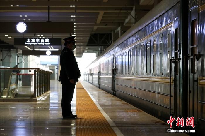 Beijing lancia un treno turistico per il ponte HK-Zhuhai-Macao